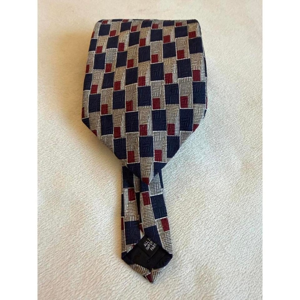 Kenneth Cole New York. Silk Tie Great Staple for‎ the Closet